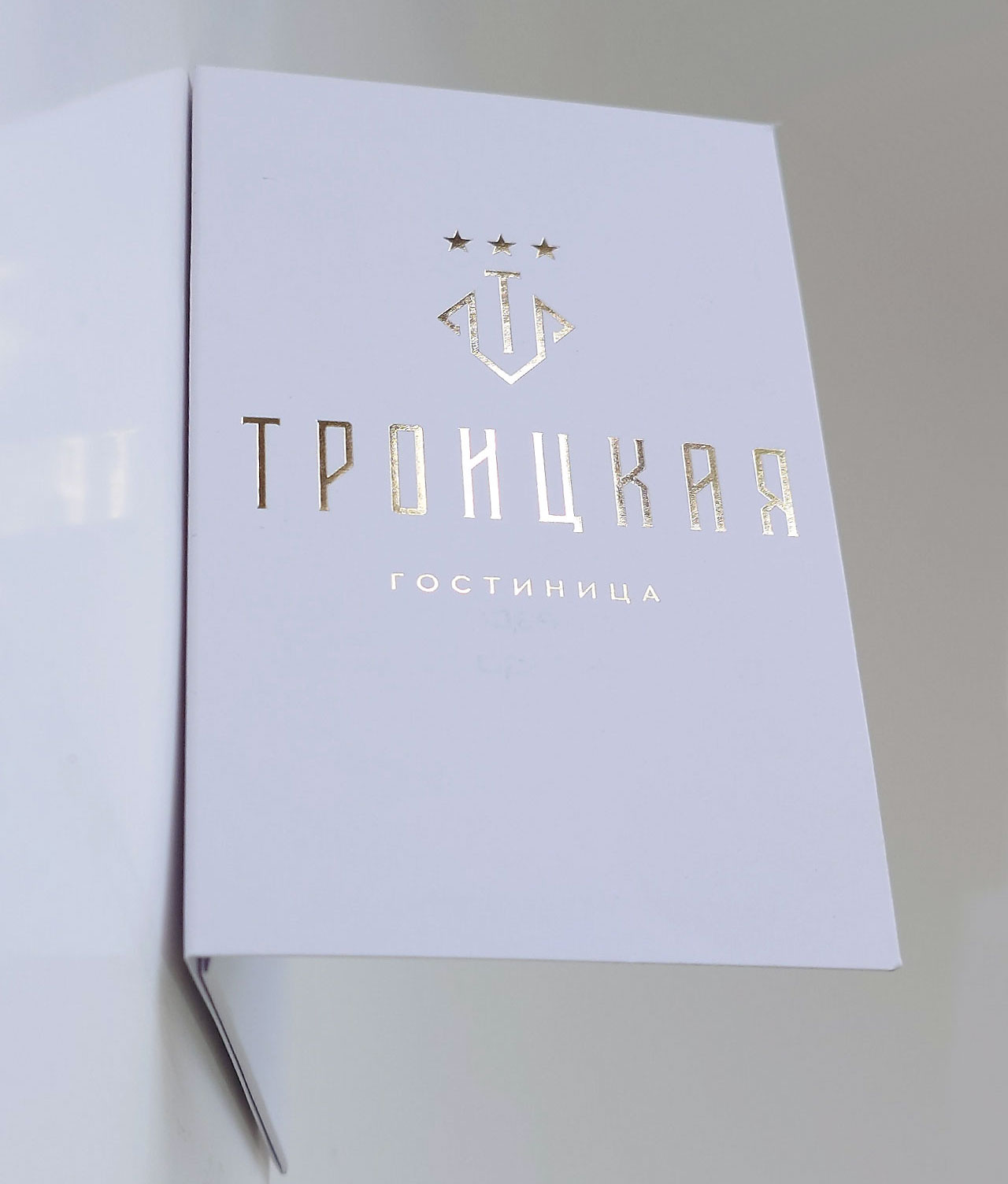 Кейхолдер с тиснением изготовление в типографии Визави Москва